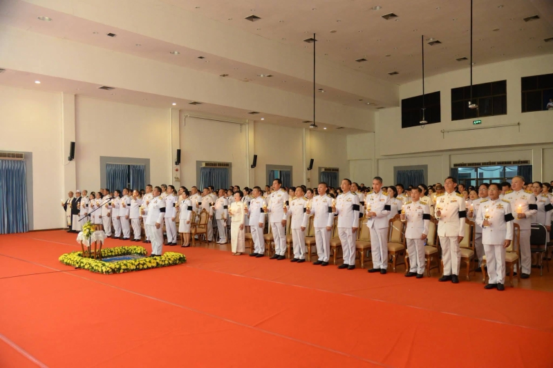 ร่วมพิธีถวายเครื่องราชสักการะวางพานพุ่ม