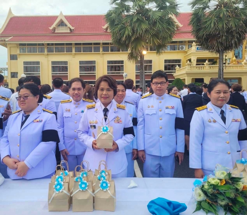 พิธีเจริญพระพุทธมนต์และทำบุญตักบาตรถวายพระราชกุศล