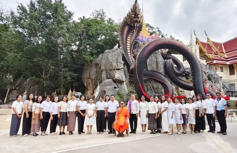 พิธีทำบุญตักบาตรตามโครงการเข้าวัดปฏิบัติธรรมวันธรรมสวนะ
