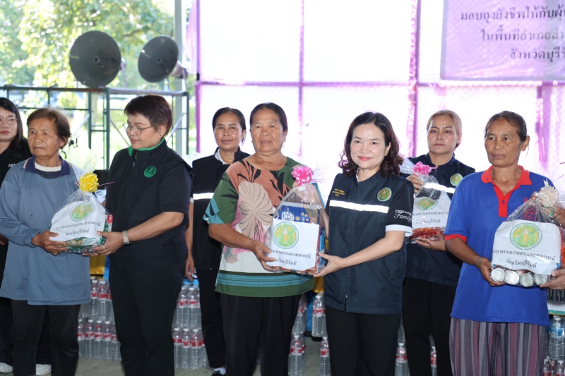 กษ.ลงพื้นที่มอบถุงยังชีพช่วยเหลือเกษตรกรและประชาชนผู้ประสบอุทกภัย