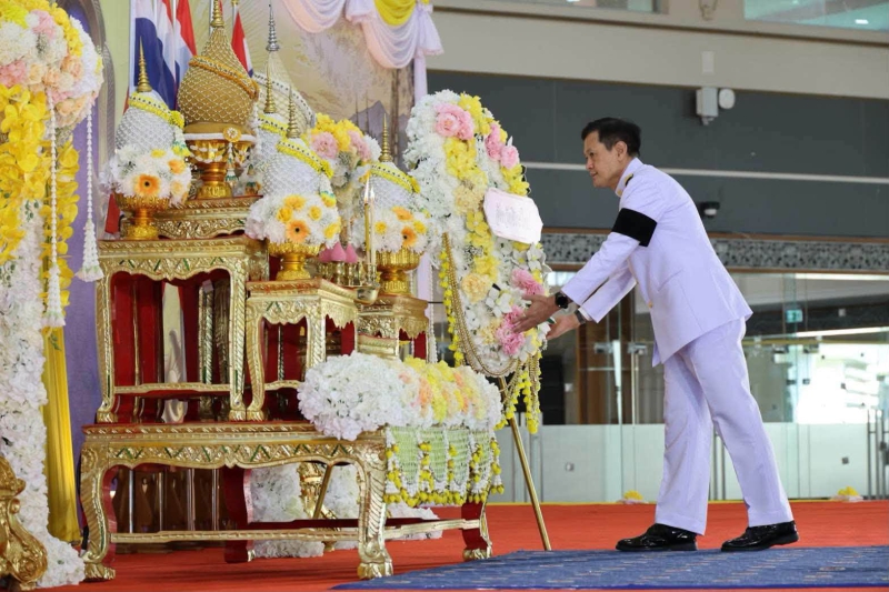 พิธีทำบุญตักบาตรและวางพวงมาลาถวายราชสักการะ