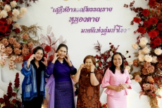 ร่วมงานเดินแบบผ้าไทยเพื่อการกุศล