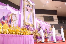 พิธีถวายเครื่องราชสักการะและวางพานพุ่ม