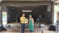 สนง.กษ.อำนาจเจริญมอบป้ายร้านอาหารวัตถุดิบปลอดภัยเลือกใช้สินค้า