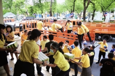 ร่วมกันขนย้ายสิ่งของบริจาค