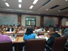 ร่วมประชุมคณะกรรมการร่วมภาครัฐและเอกชนเพื่อพัฒนาและแก้ไขปัญหาทางเศรษฐกิจ