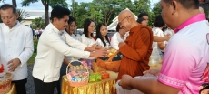 ทำบุญตักบาตรและเจริญพระพุทธมนต์เฉลิมพระเกียรติพระบาทสมเด็จพระเจ้าอยู่หัวฯ