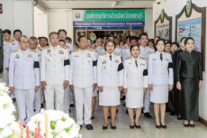 ร่วมพิธีถวายน้ำสรงพระบรมศพเบื้องหน้าพระฉายาลักษณ์