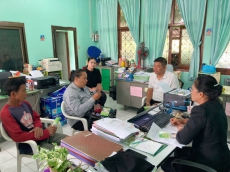 ร่วมให้คำแนะนำแก่เกษตรกรที่สนใจขอกู้กองทุนหมุนเวียนเพื่อการกู้ยืมแก่เกษตรกรและผู้ยากจน