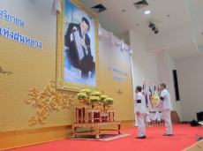 พิธีวางพานพุ่มดอกไม้สด