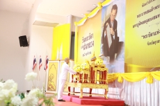 พิธีถวายราชสักการะวางพานพุ่มดอกไม้สด