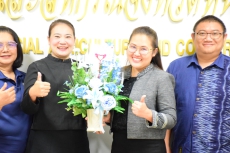 มอบช่อดอกไม้แสดงความยินดีและให้การต้อนรับ