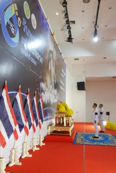 พิธีวางพานพุ่มดอกไม้สดถวายราชสักการะ