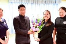 ร่วมแสดงความยินดีและให้การต้อนรับ