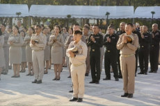 เข้าแถวเคารพธงชาติ