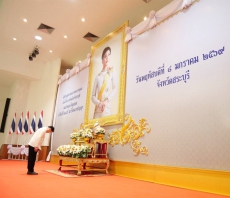ร่วมพิธีเจริญพระพุทธมนต์และทำบุญตักบาตรถวายพระกุศลเนื่องในโอกาสวันคล้ายวันประสูติ