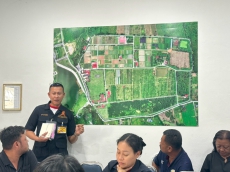 ร่วมการประชุมเพื่อให้คำแนะนำในการแก้ไขปัญหาน้ำไหลบ่าสาเหตุเกิดจากฝนตกหนักบริเวณแปลงสวนหย่อมที่จะพัฒนาเป็นแหล่งท่องเที่ยวเชิงเกษตรในพื้นที่โครงการชั่งหัวมัน