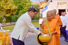 ร่วมพิธีทำบุญตักบาตรเนื่องในเทศกาลวันมาฆบูชา