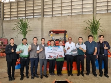 ร่วมเป็นเกียรติในการส่งมอบเรื่องจักรกลการเกษตร