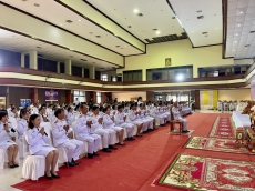 พิธีเจริญพระพุทธมนต์และทำบุญตักบาตรข้าวสารอาหารแห้ง