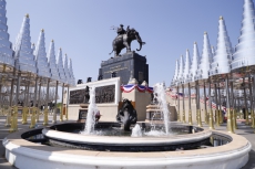 กษ.ร่วมพิธีวางพุ่มดอกไม้และถวายราชสดุดี