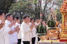 กษ.ร่วมพิธีบวงสรวงสิ่งศักดิ์สิทธิ์บนยอดเขาพนมรุ้งเพื่อความเป็นศิริมงคล