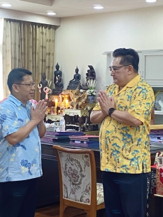 ร่วมกิจกรรมรดน้ำขอพร