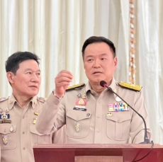 นายอนุทินชาญวีรกูลนายกรัฐมนตรีและรัฐมนตรีว่าการกระทรวงมหาดไทย