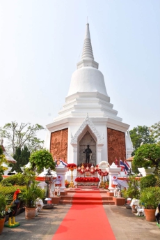 ร่วมพิธีวางพวงมาลาถวายราชสักการะ