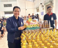 ร่วมพิธี Kick-off การจำหน่ายสินค้า ไทยช่วยไทย