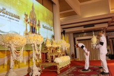 าร่วมพิธีถวายเครื่องราชสักการะพานพุ่มเงิน-พานพุ่มทอง