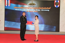 กษ.ราชบุรีรับมอบเครื่องหมายสงครามทุ่นระเบิดกิตติมศักดิ์