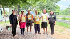 กษ.ร้อยเอ็ดร่วมมอบป้ายรับรองแหล่งจำหน่ายสินค้าปลอดภัยให้แก่ร้านค้าที่ผ่านการรับรอง