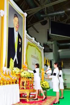 พิธีถวายเครื่องราชสักการะและวางพานพุ่ม