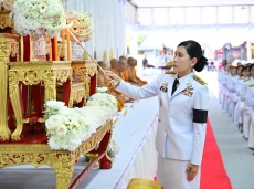 ร่วมพิธีบำเพ็ญกุศลและทำบุญตักบาตร
