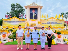 พิธีถวายเครื่องราชสักการะและวางพานพุ่ม