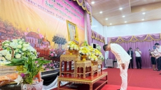 ร่วมพิธีทำบุญตักบาตรและพิธีเวียนเทียน