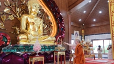 ร่วมพิธีเจริญพระพุทธมนต์