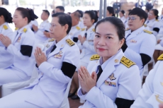 กษ.ร่วมพิธีสวดพระพุทธมนต์และทำบุญตักบาตรถวายพระราชกุศล